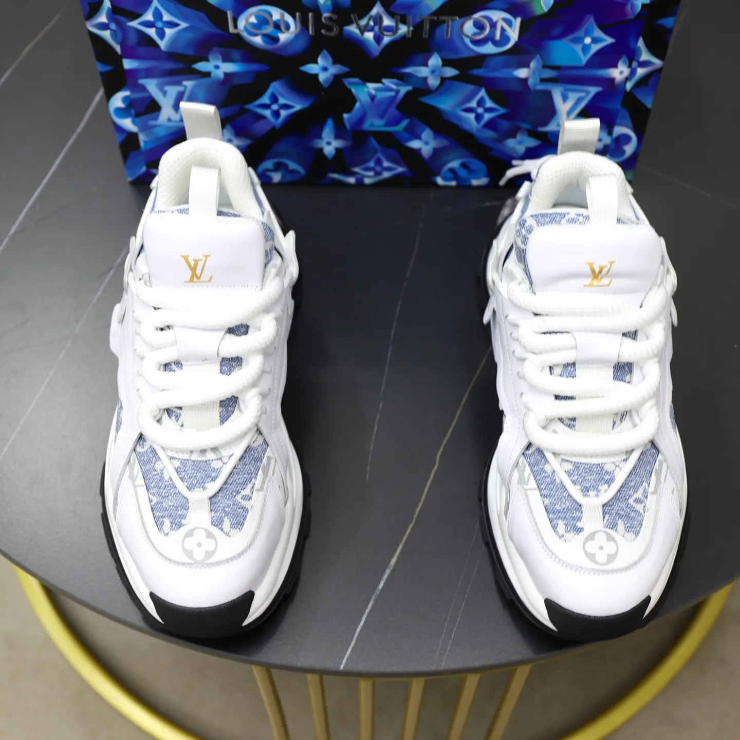 Ex-factory price: 600💰【LV】Louis Vuitton is a high-end brand of men's shoes, new model on the market, top luxury brand, the latest fashionable casual men's shoes, a trendy and versatile style, relaxed and sporty, with calfskin upper and ultra-fine workmanship. The original personalized fashionable rubber wear-resistant outsole is light and comfortable on the foot. Code number: 39-44 (45, 46 customized)